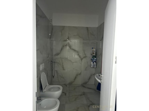 Tirane, jepet me qera apartament 1+1 Kati 9, 93 m² 501 € (Yzberisht)