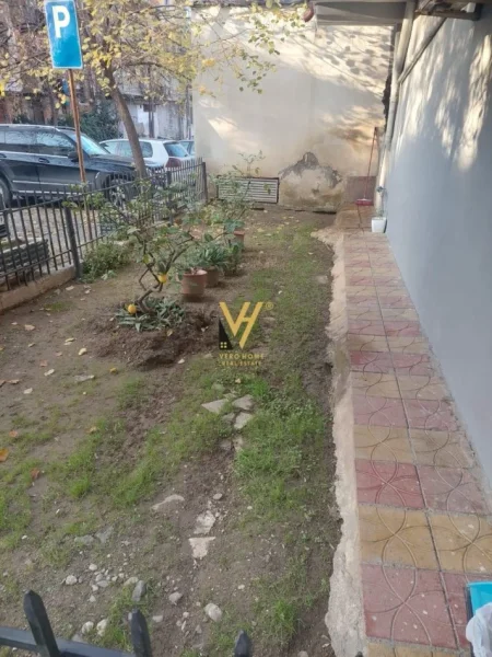 Tirane, jepet me qera ambjent biznesi Kati 0, 70 m² 800 € (SHKOLLA E BASHKUAR)