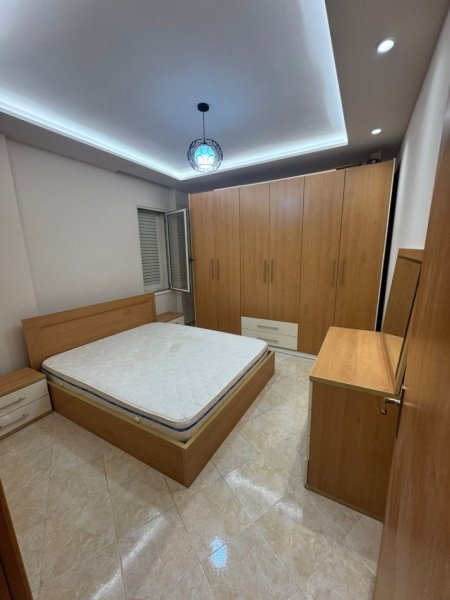 Tirane, jepet me qera apartament 1+1 Kati 3, 55 m² 400 € (Fresku)