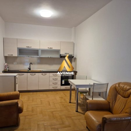Tirane, jepet me qera apartament 2+1 Kati 2, 90 m² 650 € (Adresa: Rr. “Him Kolli”, përballë shkollës “Konferenca e Pezës”)