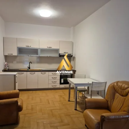 Tirane, jepet me qera apartament 2+1 Kati 2, 90 m² 650 € (Adresa: Rr. “Him Kolli”, përballë shkollës “Konferenca e Pezës”)