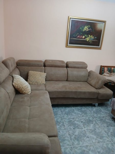 Tirane, jepet me qera apartament 2+1+Ballkon Kati 4, 75 m² (Rruga Qemal Stafa (Shkolla e Kuqe))