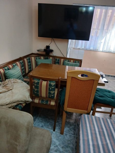 Tirane, jepet me qera apartament 2+1+Ballkon Kati 4, 75 m² (Rruga Qemal Stafa (Shkolla e Kuqe))