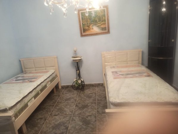 Tirane, jepet me qera apartament 2+1+Ballkon Kati 4, 75 m² (Rruga Qemal Stafa (Shkolla e Kuqe))