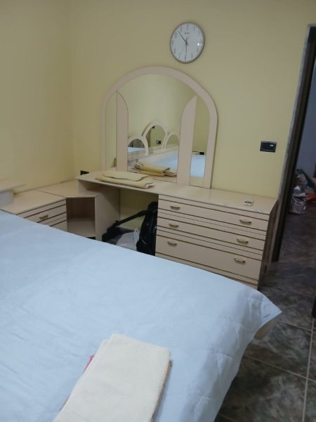 Tirane, jepet me qera apartament 2+1+Ballkon Kati 4, 75 m² (Rruga Qemal Stafa (Shkolla e Kuqe))