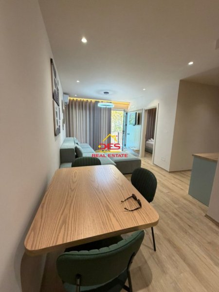 Vlore, jepet me qera apartament 1+1+Ballkon Kati 1, 70 m² 400 € (Rruga Dhimitër Konomi)