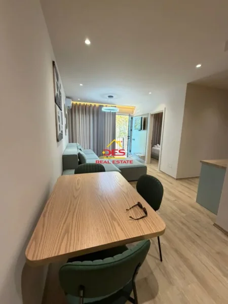 Vlore, jepet me qera apartament 1+1+Ballkon Kati 1, 70 m² 400 € (Rruga Dhimitër Konomi)