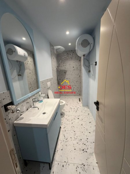 Vlore, jepet me qera apartament 1+1+Ballkon Kati 1, 70 m² 400 € (Rruga Dhimitër Konomi)