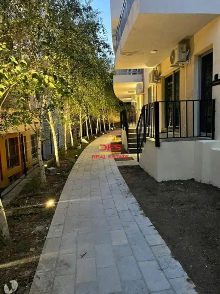 Vlore, jepet me qera apartament 1+1+Ballkon Kati 1, 70 m² 400 € (Rruga Dhimitër Konomi)