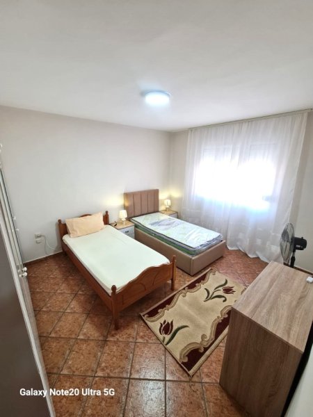 Jepet me Qera Apartament 2+1 tek Rruga e Elbasanit  550 Euro