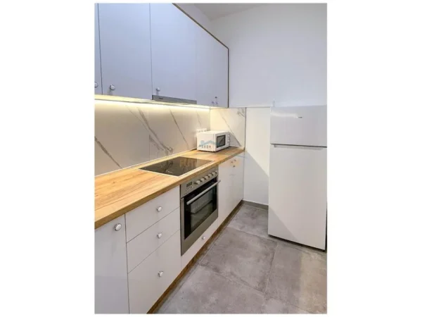 Tirane, jepet me qera apartament 2+1+Ballkon Kati 2, 90 m² 1.200 € (Komuna E Parisit)