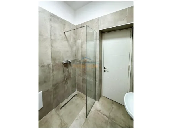 Tirane, jepet me qera apartament 2+1+Ballkon Kati 2, 90 m² 1.200 € (Komuna E Parisit)