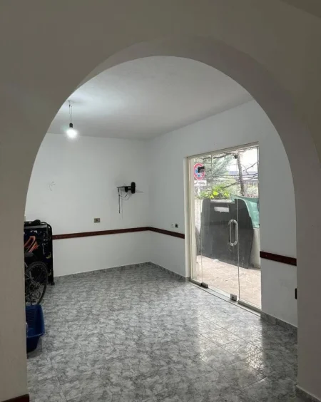 Tirane, jepet me qera ambjent biznesi Kati 0, 65 m² 450 € (Rruga Tom Plezha)