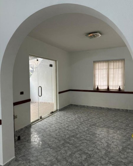 Tirane, jepet me qera ambjent biznesi Kati 0, 65 m² 450 € (Rruga Tom Plezha)
