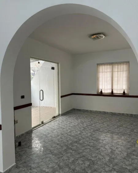 Tirane, jepet me qera ambjent biznesi Kati 0, 65 m² 450 € (Rruga Tom Plezha)