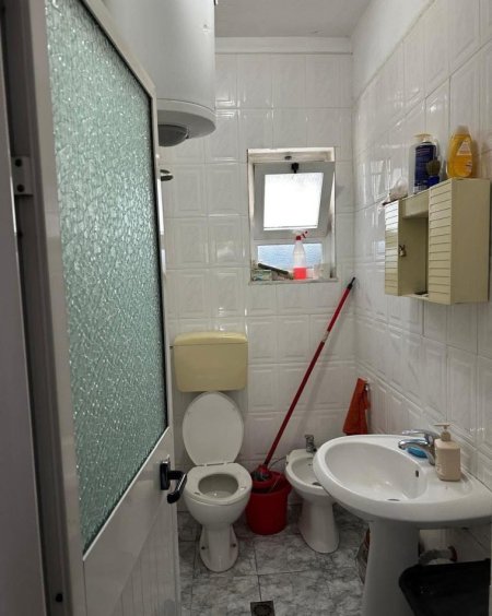 Tirane, jepet me qera ambjent biznesi Kati 0, 65 m² 450 € (Rruga Tom Plezha)