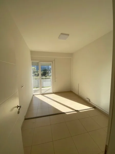 Tirane, jepet me qera ambjent biznesi Kati 3, 70 m² 850 € (Rruga e Kosovareve)