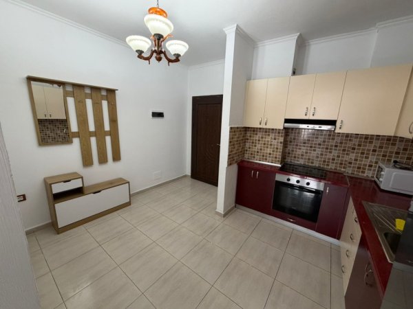 Tirane, jepet me qera apartament 2+1+Ballkon Kati 4, 80 m² 450 € (Astir)