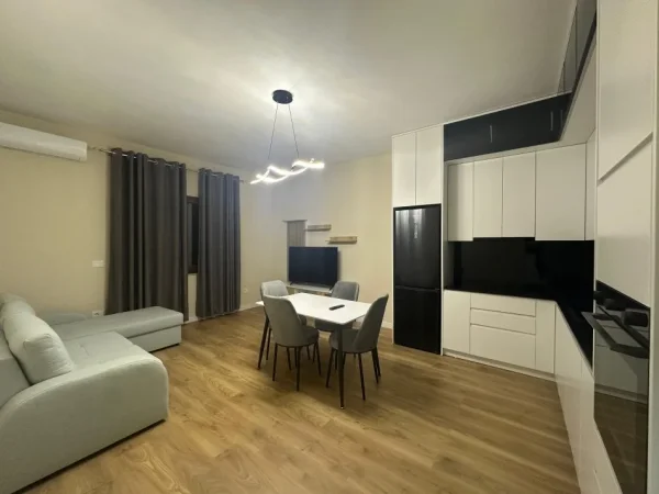 Tirane, jepet me qera apartament 2+1+post parkimi Kati 2, 120 m² 500 € (Sauk 3 min larg Tegut)