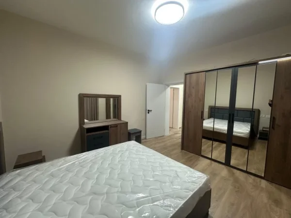 Tirane, jepet me qera apartament 2+1+post parkimi Kati 2, 120 m² 500 € (Sauk 3 min larg Tegut)