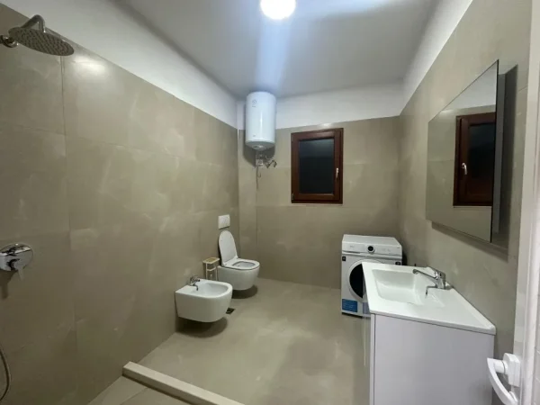 Tirane, jepet me qera apartament 2+1+post parkimi Kati 2, 120 m² 500 € (Sauk 3 min larg Tegut)