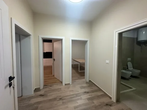 Tirane, jepet me qera apartament 2+1+post parkimi Kati 2, 120 m² 500 € (Sauk 3 min larg Tegut)