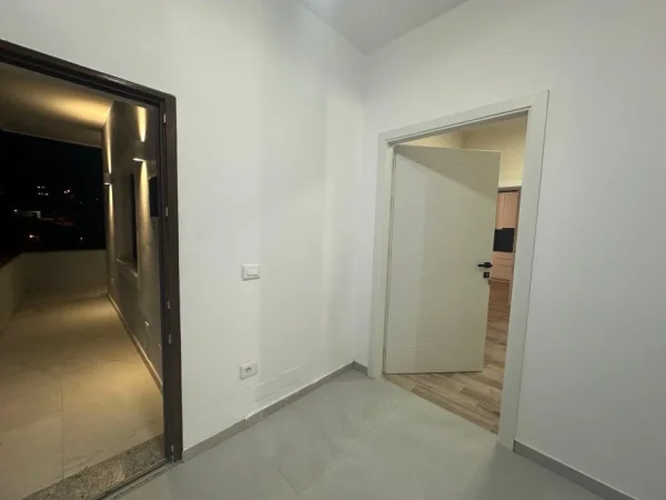 Tirane, jepet me qera apartament 2+1+post parkimi Kati 2, 120 m² 500 € (Sauk 3 min larg Tegut)