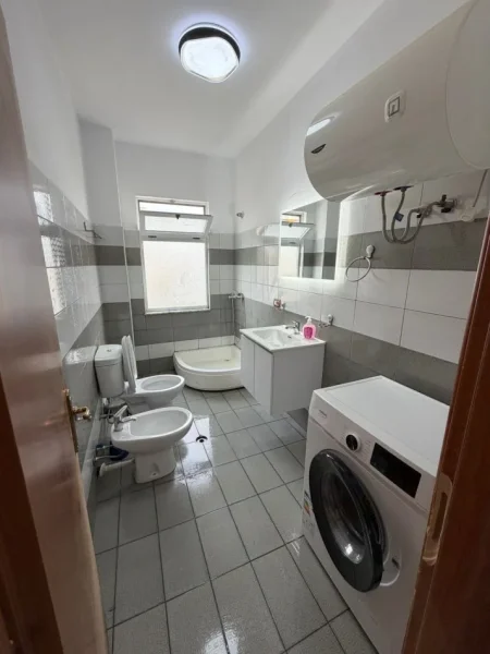 Tirane, jepet me qera apartament 2+1+Ballkon Kati 4, 80 m² 450 € (Astir)