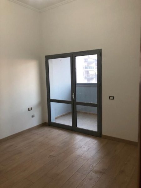 Tirane, jepet me qera zyre Kati 3, 33 m² 380 € (Zogu i Zi)