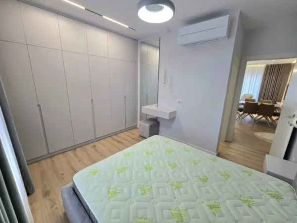 Tirane, jepet me qera apartament 2+1+Aneks+Ballkon Kati 5, 125 m² 1.000 € 