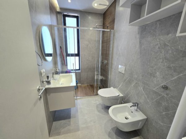 Tirane, jepet me qera apartament 2+1+Aneks+Ballkon Kati 5, 125 m² 1.000 € 