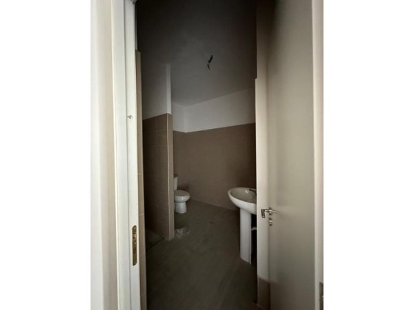 Tirane, shitet apartament 2+1+Ballkon Kati 3, 93 m² 238.000 € (Liqeni i Thate)
