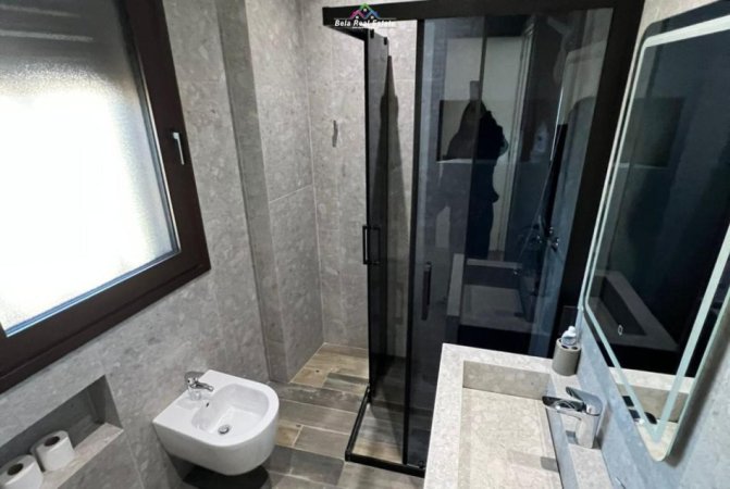 Tirane, jepet me qera apartament 2+1 Kati 7, 125 m² 1.800 € (Rruga e Barrikadave)