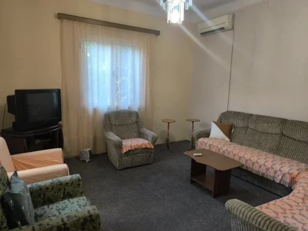 Shqiperi, jepet me qera shtepi 1+1 Kati 1, 1 m² 600 € 