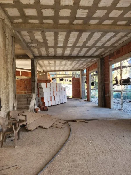 Tirane, Liste me oferta dyqan Kati 0, 54 m² 