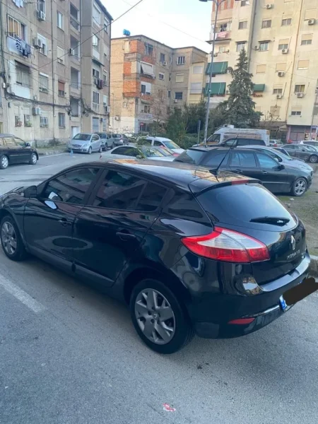 Tirane, shitet makine Renault Megan - Limited Edition Nafte, e zeze automatik 200.000 km 5.000 €