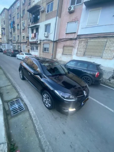 Tirane, shitet makine Renault Megan - Limited Edition Nafte, e zeze automatik 200.000 km 5.000 €