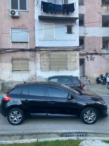 Tirane, shitet makine Renault Megan - Limited Edition Nafte, e zeze automatik 200.000 km 5.000 €