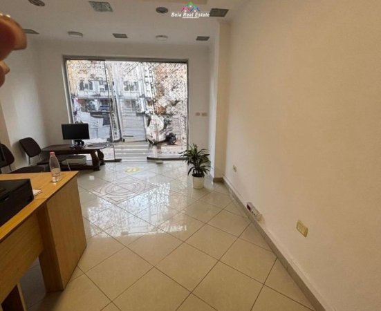 Tirane, jepet me qera dyqan Kati 0, 43 m² 550 € (Rruga Ali Demi)