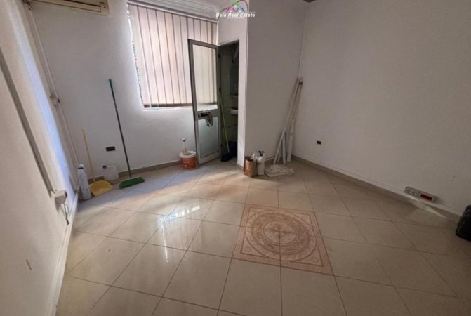 Tirane, jepet me qera dyqan Kati 0, 43 m² 550 € (Rruga Ali Demi)