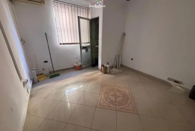 Tirane, jepet me qera dyqan Kati 0, 43 m² 550 € (Rruga Ali Demi)