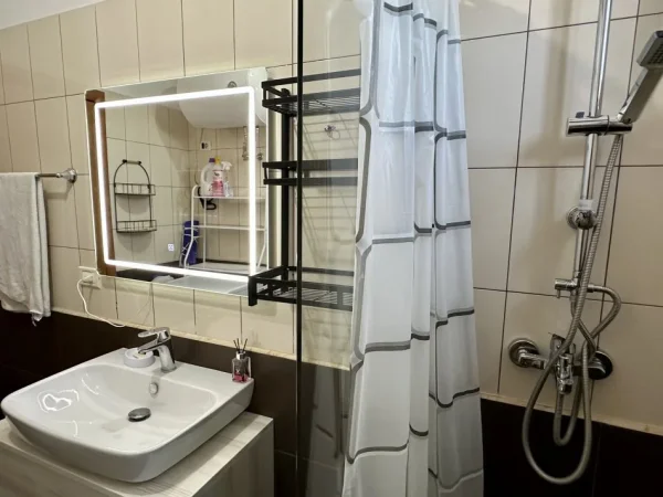 Tirane, jap me qera apartament 2+1+Aneks+Ballkon Kati 3, 100 m² 680 € (Rr. Dibres)