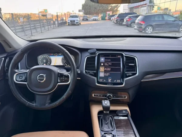 Tirane, shitet SUV Volvo Nafte, e zeze automatik Klima 215.000 km 25.000 €