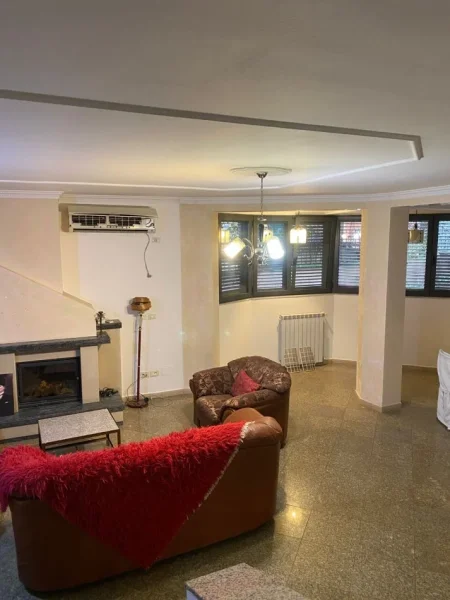 Tirane, jepet me qera ambjent biznesi Kati 3, 180 m² 1.000 € (Rruga e Elbasanit)