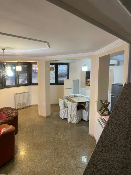 Tirane, jepet me qera ambjent biznesi Kati 3, 180 m² 1.000 € (Rruga e Elbasanit)