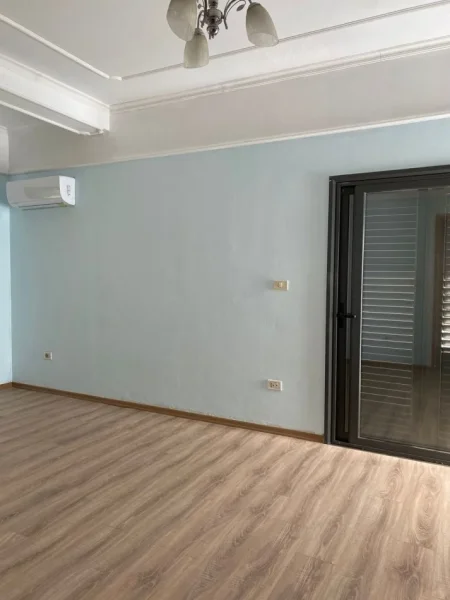 Tirane, jepet me qera ambjent biznesi Kati 3, 180 m² 1.000 € (Rruga e Elbasanit)