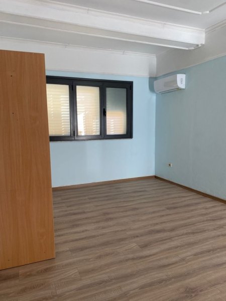 Tirane, jepet me qera ambjent biznesi Kati 3, 180 m² 1.000 € (Rruga e Elbasanit)