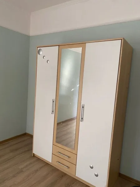 Tirane, jepet me qera ambjent biznesi Kati 3, 180 m² 1.000 € (Rruga e Elbasanit)