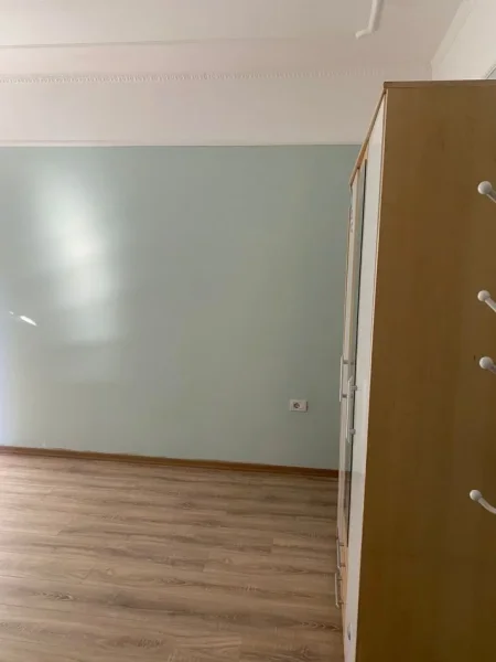 Tirane, jepet me qera ambjent biznesi Kati 3, 180 m² 1.000 € (Rruga e Elbasanit)