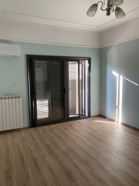 Tirane, jepet me qera ambjent biznesi Kati 3, 180 m² 1.000 € (Rruga e Elbasanit)